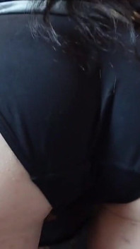 Ich weiß, dass du immer tiefer in meinen arsch verliebst, schau einfach zu, wie ich dich damit im Sonnenkleid necke und mir sag, ho
