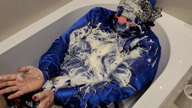 Slutty Ms B: Saténové sploshing