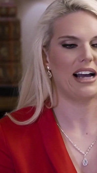 Smutsig blond MILF äter rektors röv och låter honom ramla hennes fitta hårt för att hålla sin styvdotter på college