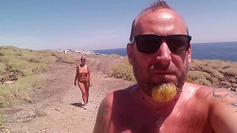 bekycarril: Pareja camina desnuda cerca de la costa