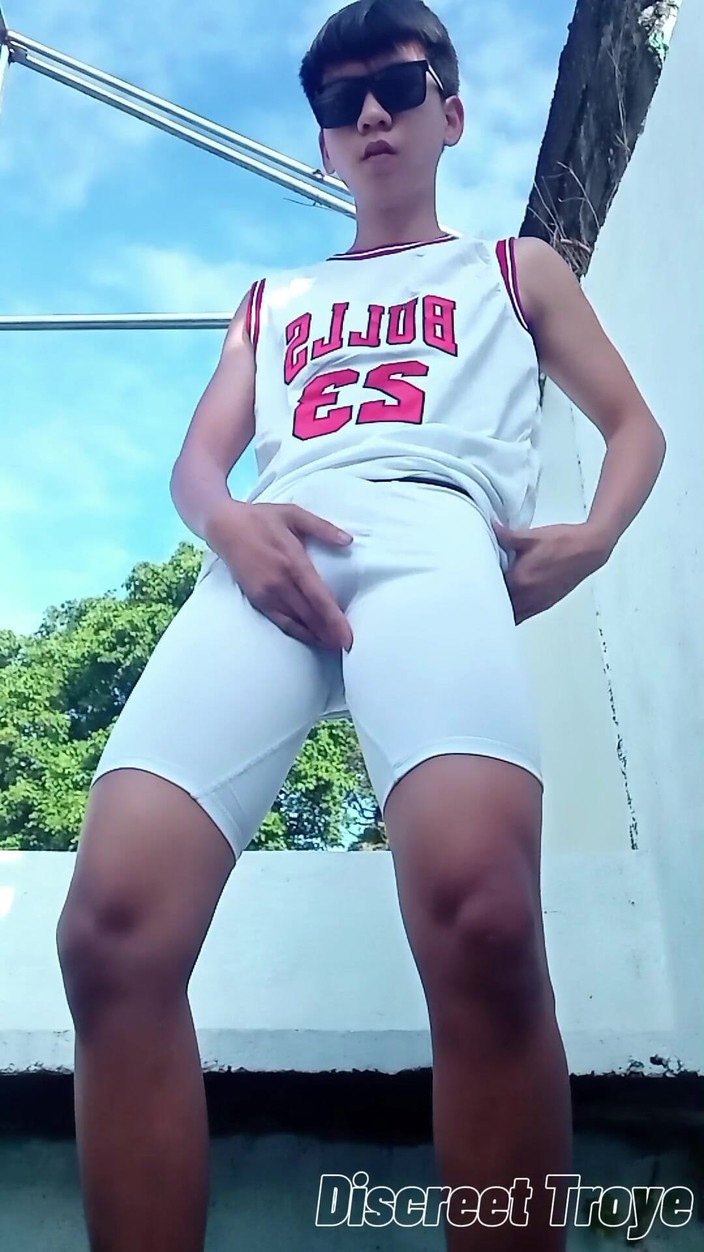 Troye_AsianPinoy: Chico asiático al aire libre la masturbación