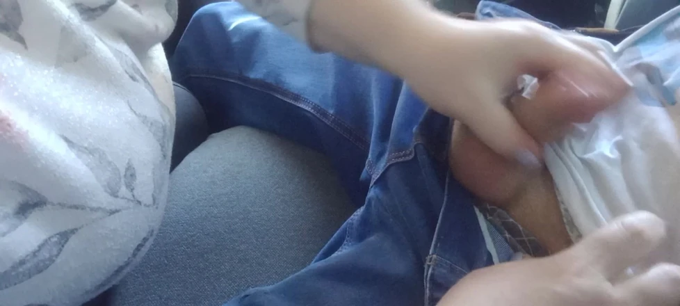 Zona901: Girlfriend in the backseat sucks and jerks off my cock