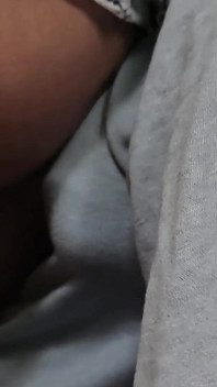 Nadržený cizinec se dotýká zadku nevinného dojíždětce s jeho masivní bouli v naplněném vlaku