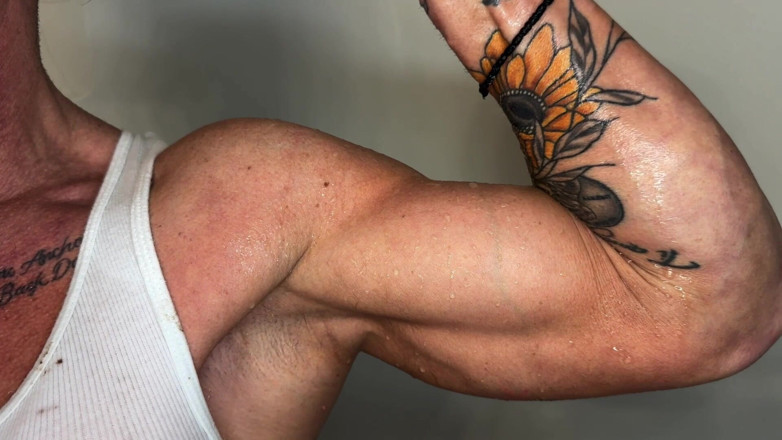 Kandylegsxxx: Shower Flex Fantasy: Kandy Flexes and Rips Her Tank Top