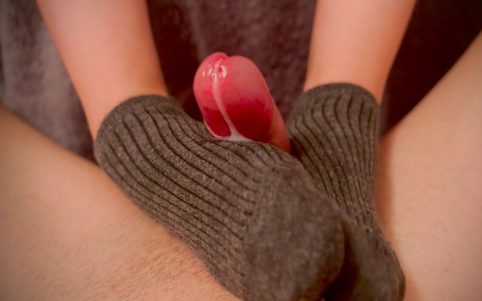 Laura Weiss: Buat dia crot di kaus kaki abu-abuku yang angkuh