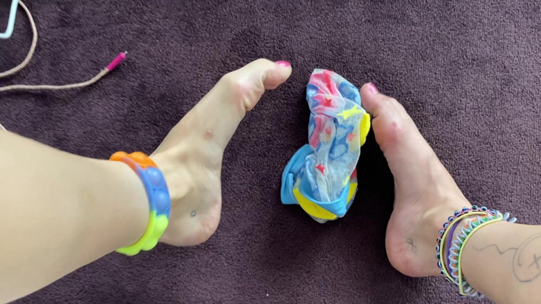 Nali Marie: POV wącha moje jedwabiste skarpetki z siatki tuż przy moich...