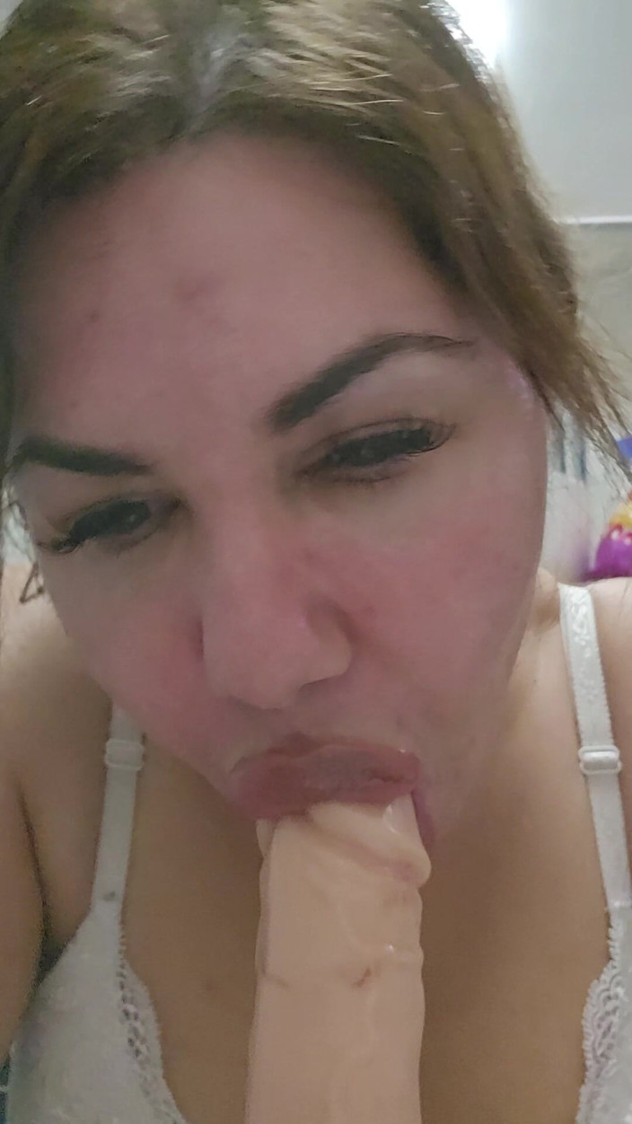 Alisasex: J’adore sucer et faire une gorge profonde
