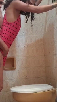 Můj nevlastní táta se vplížil do koupelny, aby mě ošukal na 100 % análně