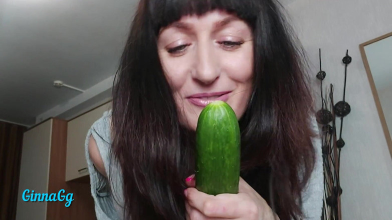 GinnaGg: 野菜の女王は黒コンドームでキュウリをファック