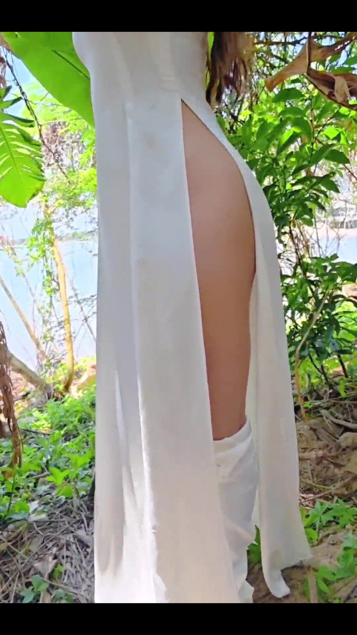 Suriokawa: Baise rapide avec Ao Dai dans un fourré de bananes...