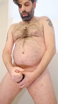 Urmărește-mă cum mă piș și apoi vezi pula mea stropind o încărcătură mare de spermă!