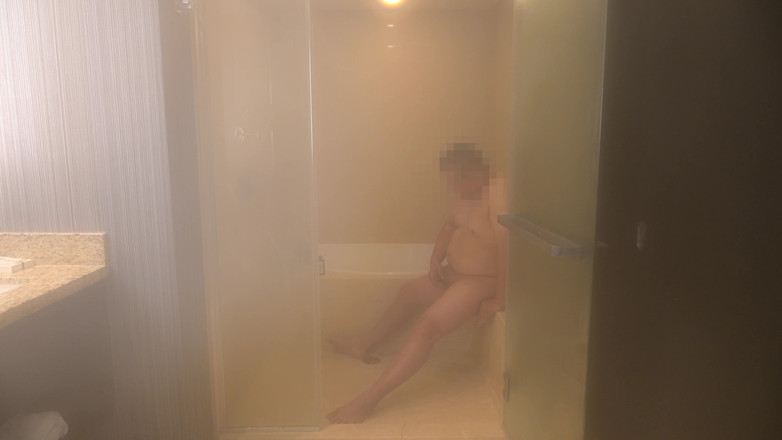 Azn Dad Man: Un papa asiatique se déshabille, prend une douche torride et...