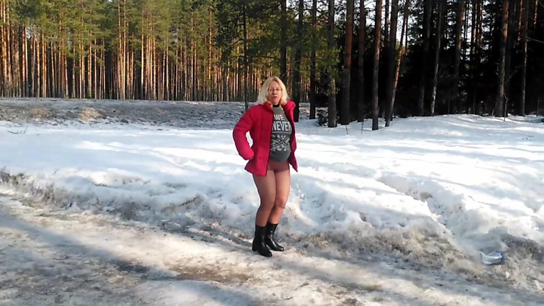 Lady Rose pee pee: Golden Rain 73 ~ čůrání a flash velký zadek na silnici.