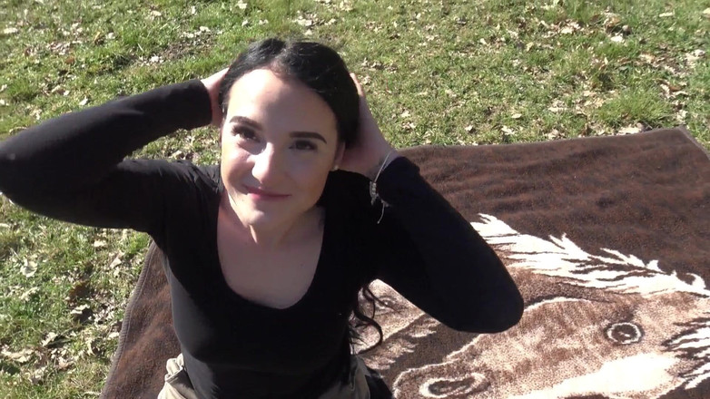 German Fuck Girls: Primul blowjob în aer liber al lui Lacy!