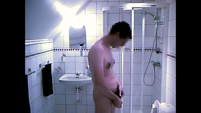 Mark Hannes: Thủ dâm khi đi tiểu và tắm