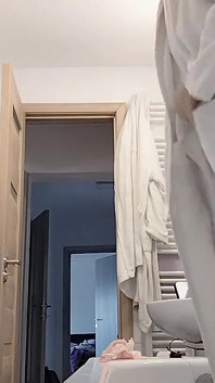 큰 엉덩이, 털이 무성한 보지, 거유, 큰 엉덩이를 가진 라틴계 여자 신음하는 발정난 밀프 스트립과 자위.