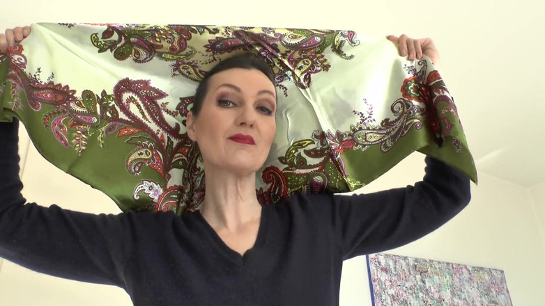 Lady Victoria Valente: साटन हेडस्कार्फ फैशन शो और कपड़े पर सह शॉट, जेओआई, लेडी विक्टोरिया वैलेंटे