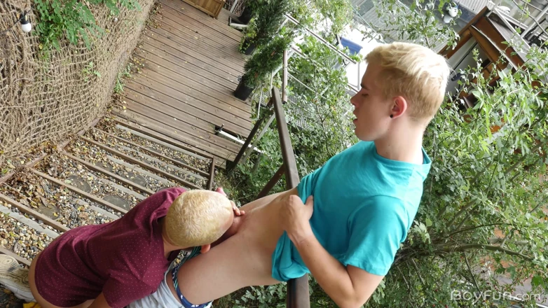 Boyfun: 光滑的 18 岁 twink 在船上摇晃他的大屁股
