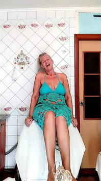 Striptease divertido de una ama de casa caliente en la cocina