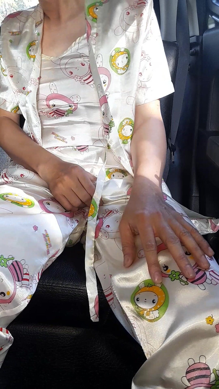 Naomisinka: 기모노 세트와 함께하는 Satin Pajamas의 크로스 드레스와 사정
