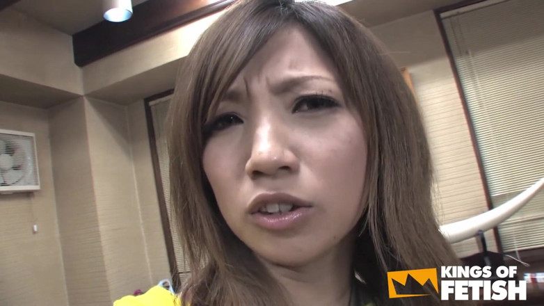 Pure Japanese adult video ( JAV): Japonská holka hladí staršího muže s chlupatým ptákem a dostane...