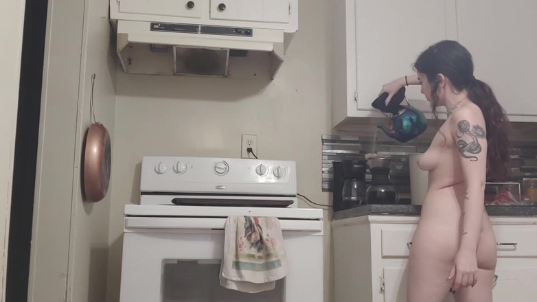 lilredvelvettt: Come mi faccio il caffè del mattino nudo