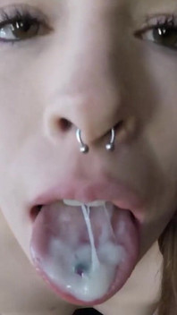 Ateşli ince genç kız gerçek büyük yarakla sikiliyor