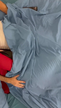 Vicky vix lagi asik ngocok kontol dengan ramah di balik selimut