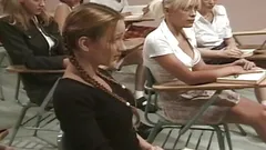 Klassrummet är den bästa platsen för en het fransk lesbo orgie