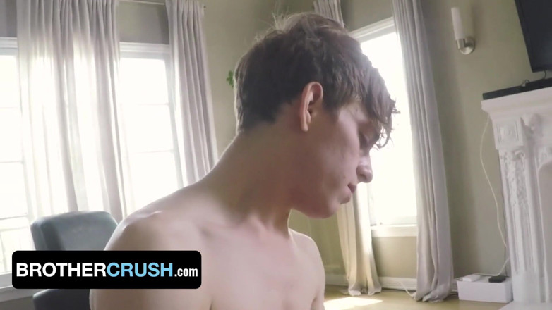 Brother Crush: Горячий ебарь снимает напряжение после того, как в футболе убывает и кончает на очко его сводного братца