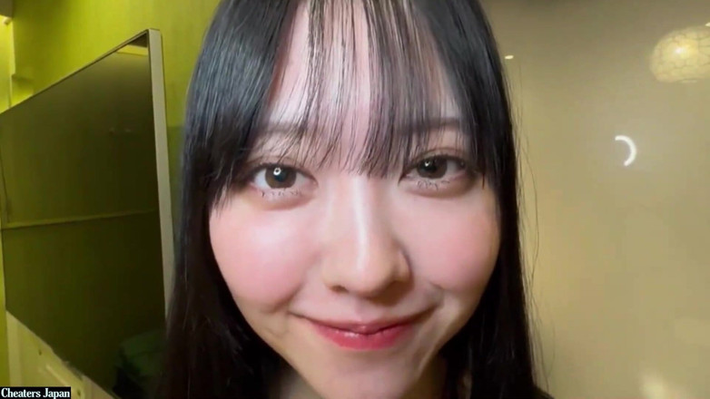 Temptation: Awek cantik submisif yang tersenyum