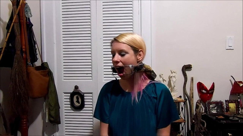 Selfgags classic: L'entraînement au bâillon de Dolly - partie 2