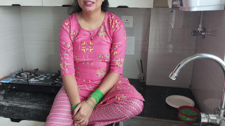 Saarabhabhi6: हॉट xxx सौतेली मम्मी किचन में बात कर रही है