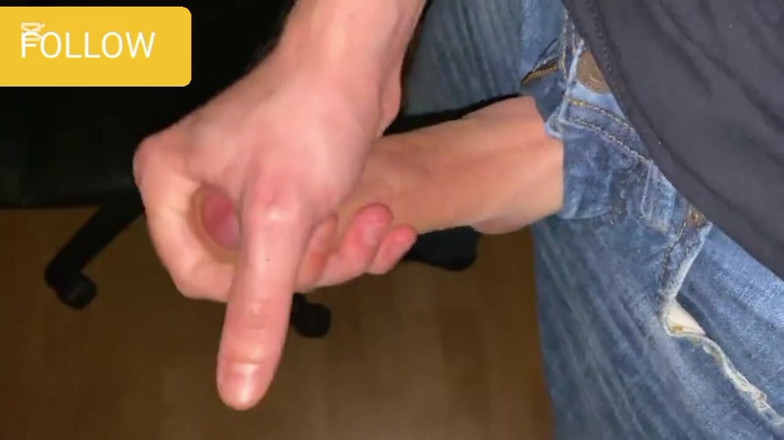 Bigbadfriendlyguy: Hombre escupiendo una gran corrida de polla a través de...