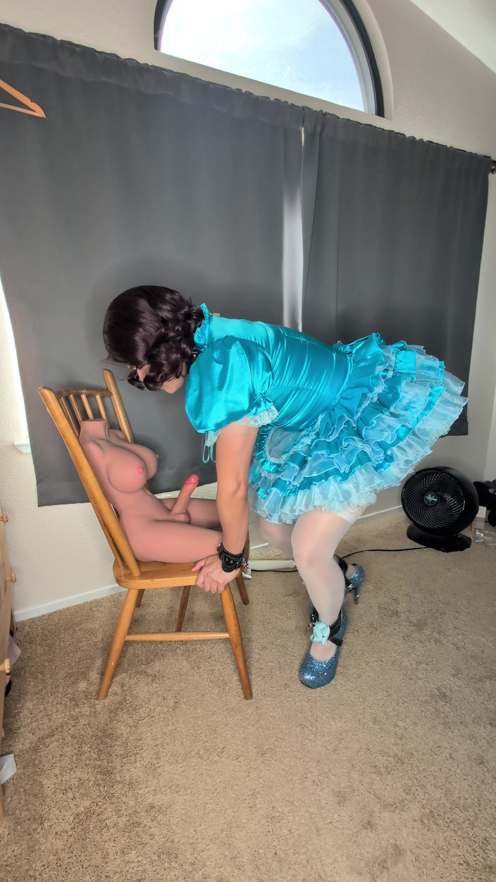 Sissy Candy: La cameriera sissy di raso si plug da sola e...