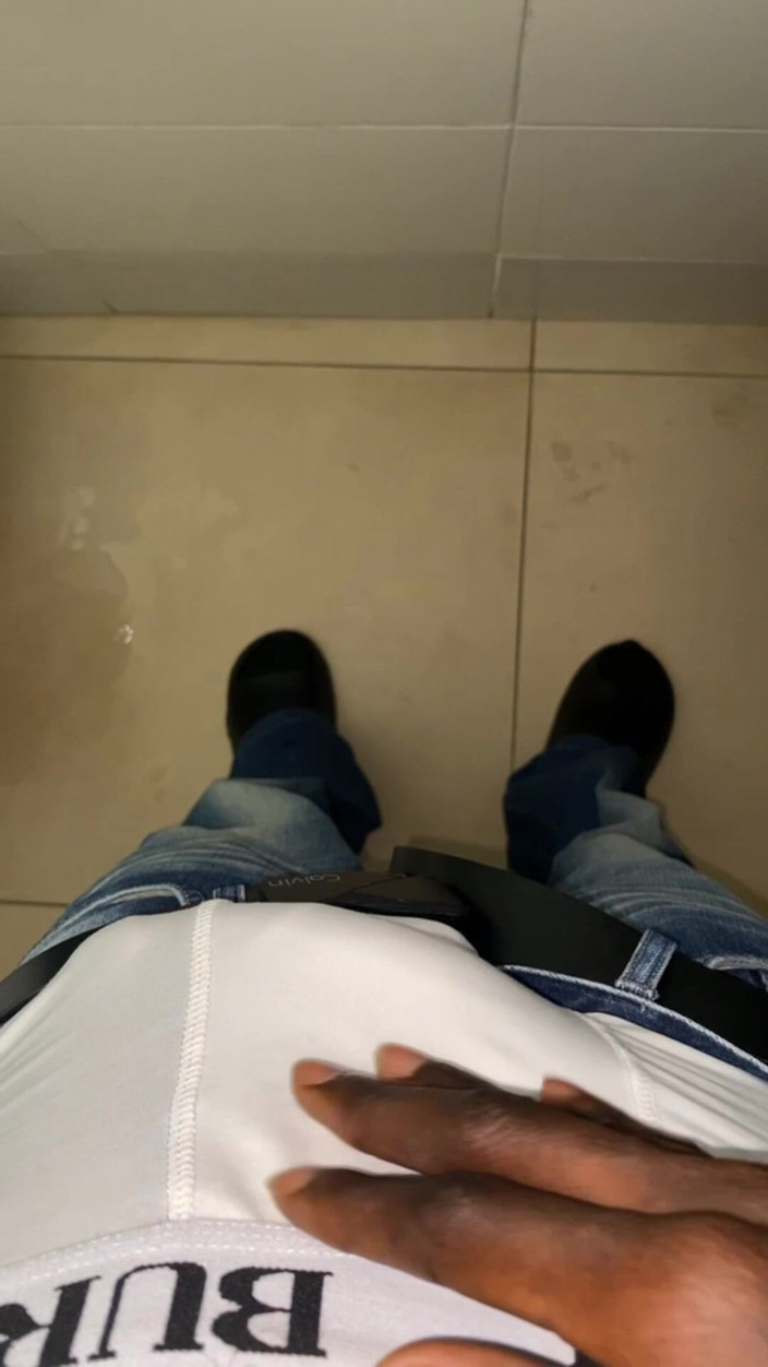 Slimniqqa: Thug memukul dagingnya di pejabat