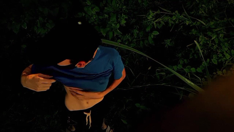 Fish Cam: Twink ha smesso di pescare ed è andato nudo nel bosco...