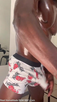 Memusingkan puting saya mengusap batang saya dan melempakan pancutan mani besar-besaran boxers saya
