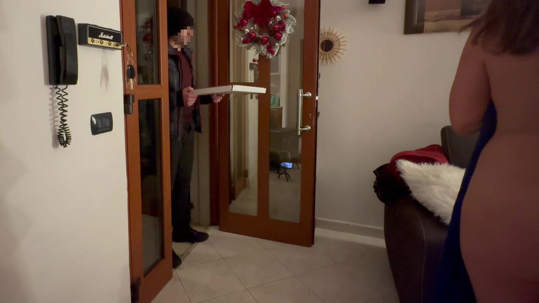 SweetJaneOfficial: Nackter streich mit dem pizzaboten