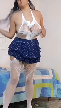 大屁股拉丁女孩在裙子里跳舞和摇晃