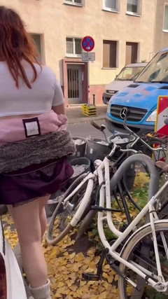 Elena917: 穿着校服在公共场合散步并露出