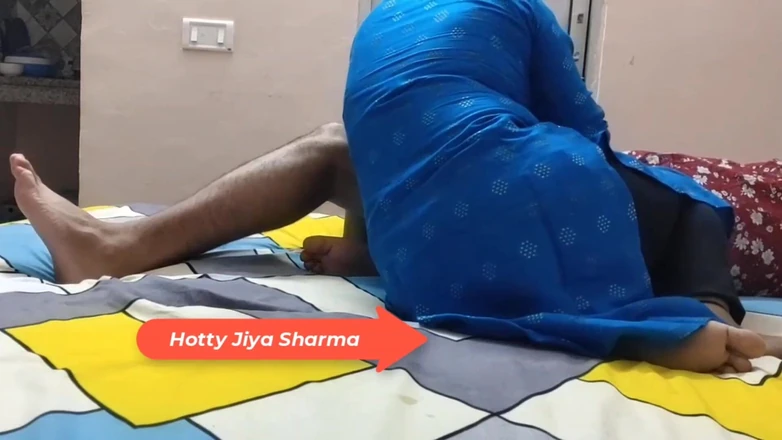 Desi Club House: Malkin хардкорно трахается со своим водителем, чтобы удовлетворить ее сексуальное желание