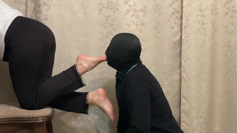 Niki studio: Ignoring Her Foot Slave - Foot Worship