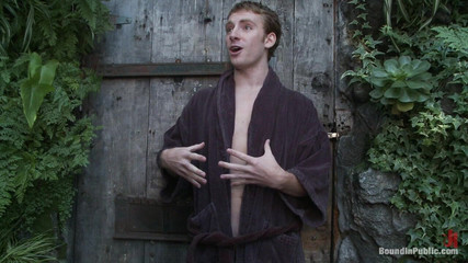 Bound in public: Sebastian keys在公共酒吧里被撑开并尿在身上