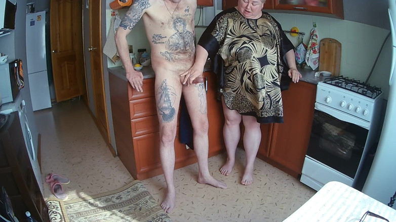 Zona901: milf jerks off my dick in the kitchen before lunch