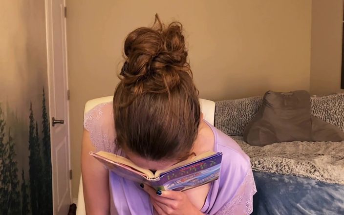 Nadia Foxx: Vibratör üzerinde otururken histerik bir şekilde Harry Potter ve sırlar odası okuyor