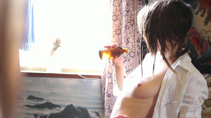 ATK Hairy: Roe používá krém k hydrataci jejích chlupatých nohou předvádějící její...