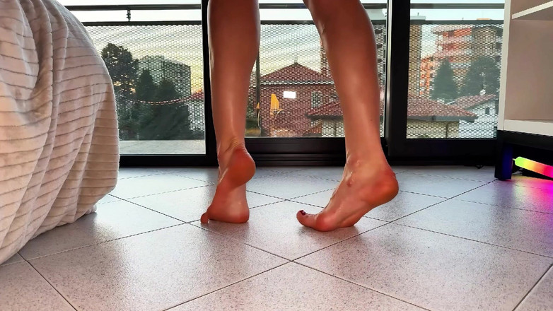 DINA LIGHT: Compañeros de suela: adora mis pies y se corre