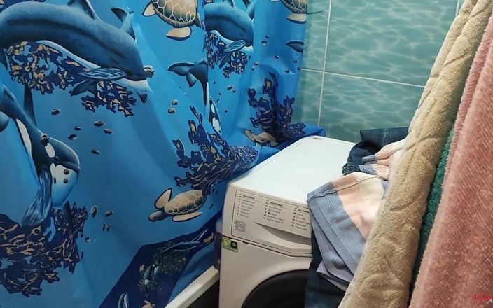 Meri-Mouse: Medan mina systrar inte var hemma knullade jag hennes vän