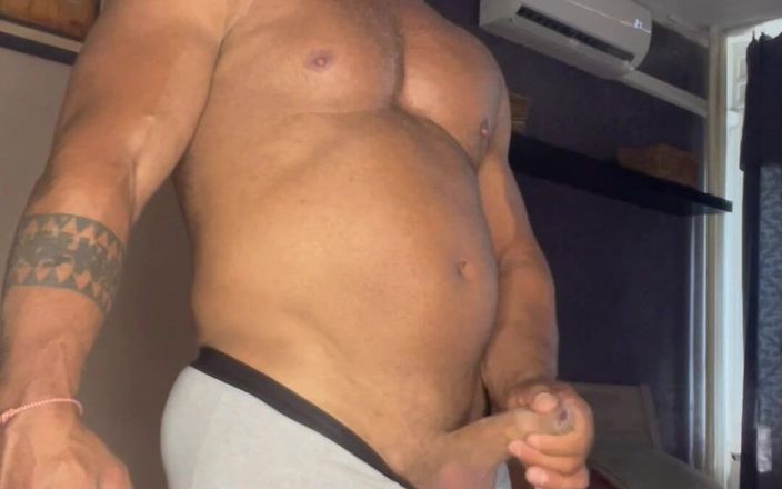 Mr. Guru: Herr Guru wichst solo. Schwanz aus unterwäsche. Bodybuilderin wichst und...